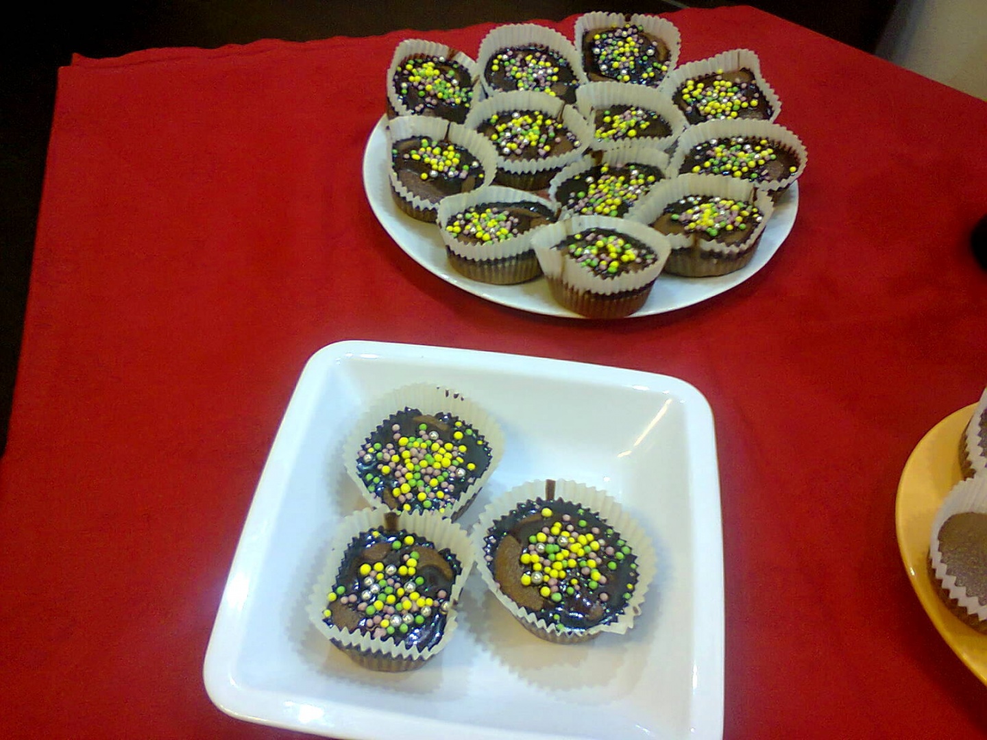 Brioşe cu glazură de ciocolată