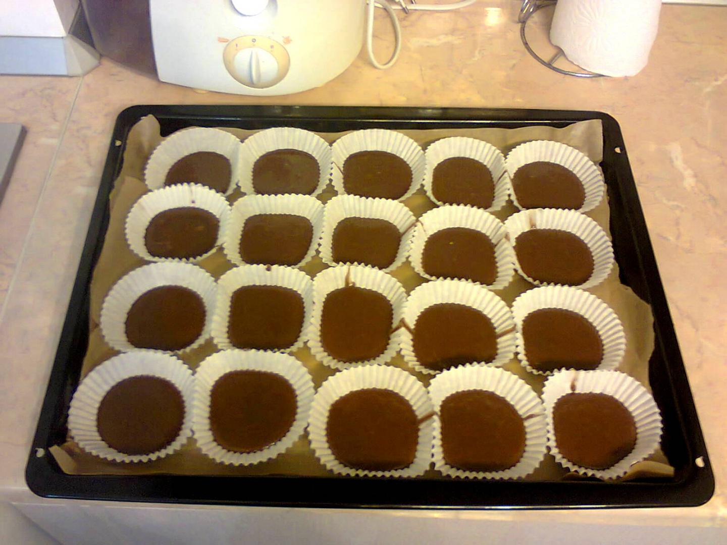 Brioşe cu glazură de ciocolată