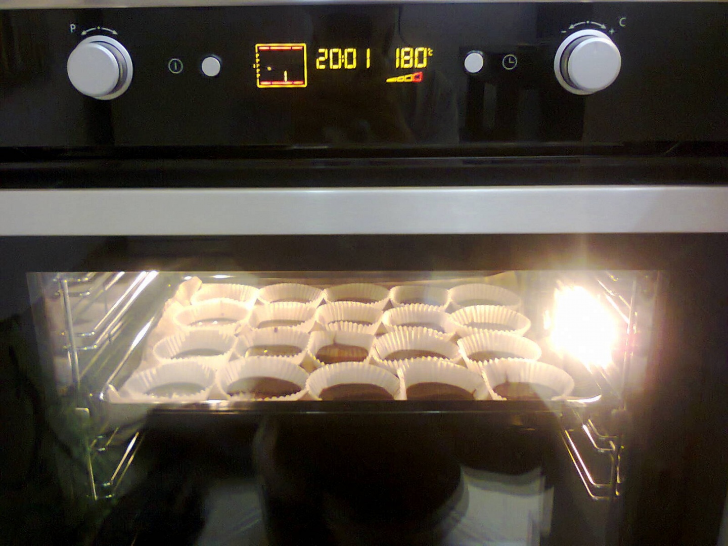 Brioşe cu glazură de ciocolată