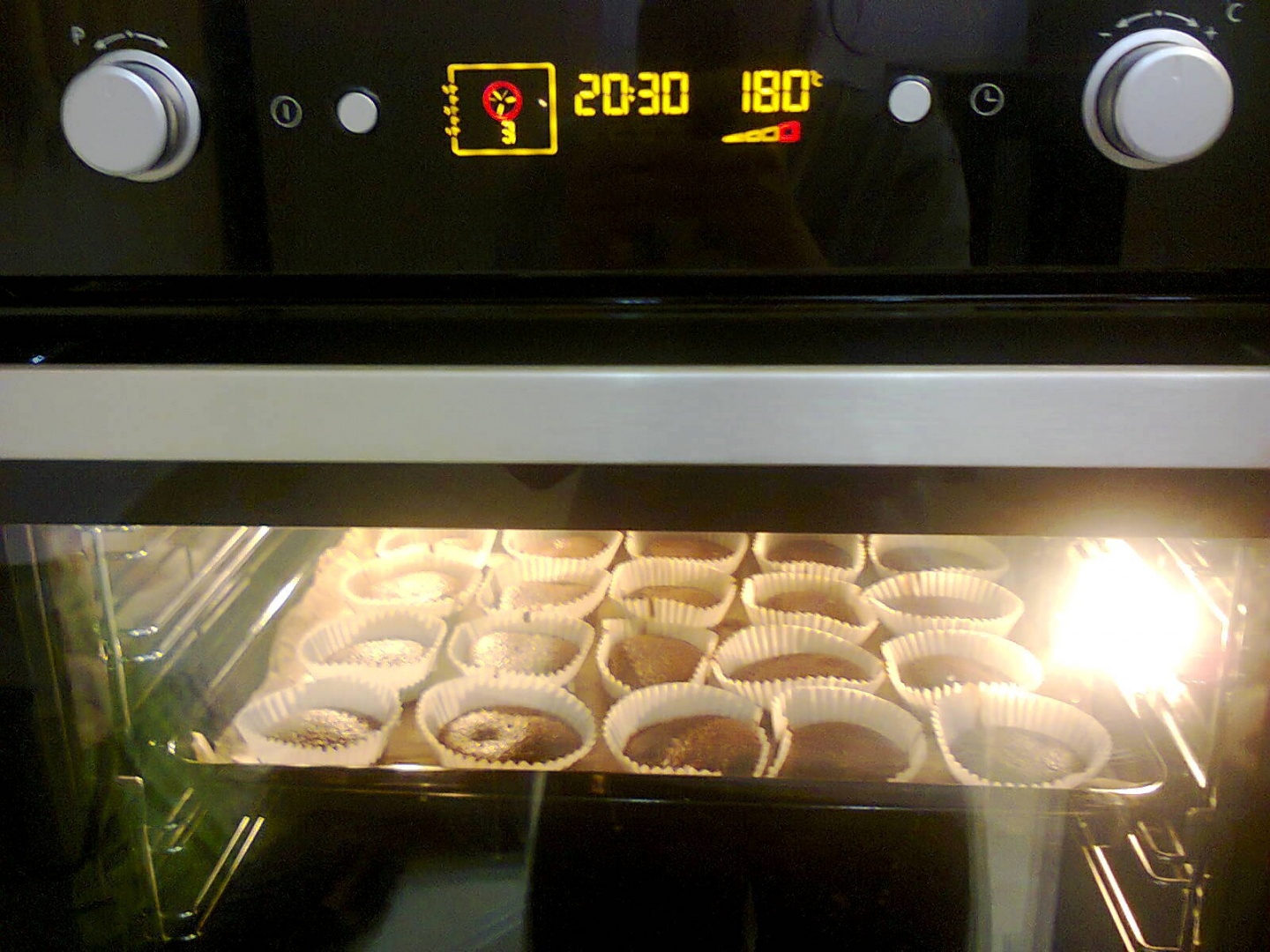 Brioşe cu glazură de ciocolată