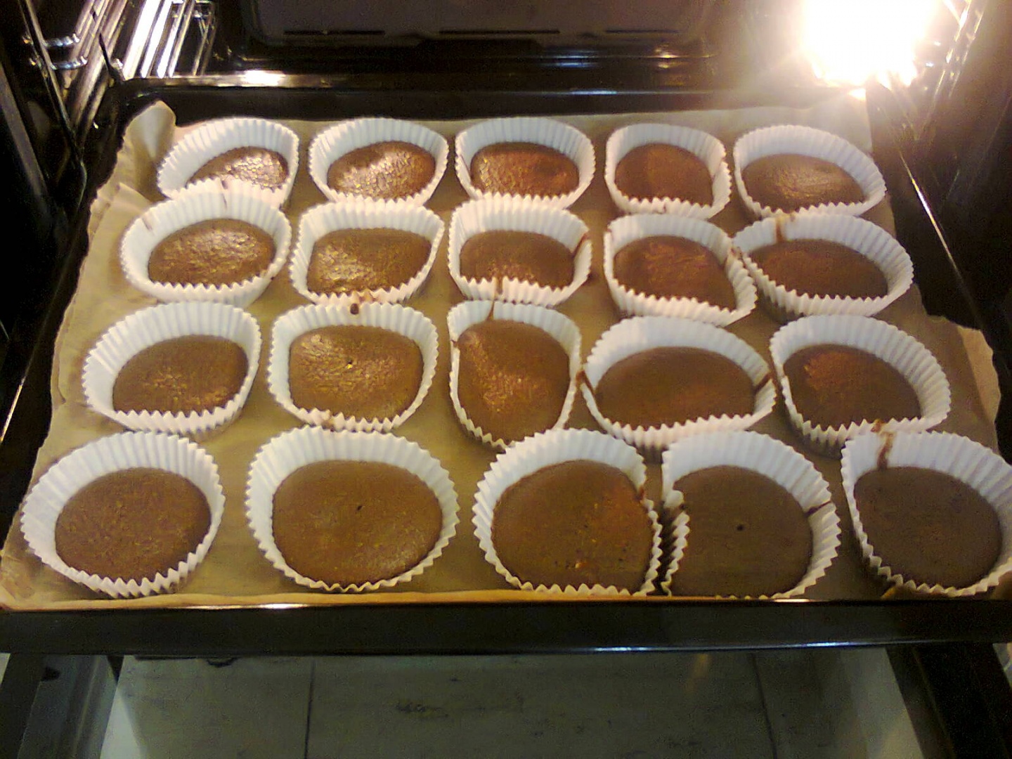 Brioşe cu glazură de ciocolată