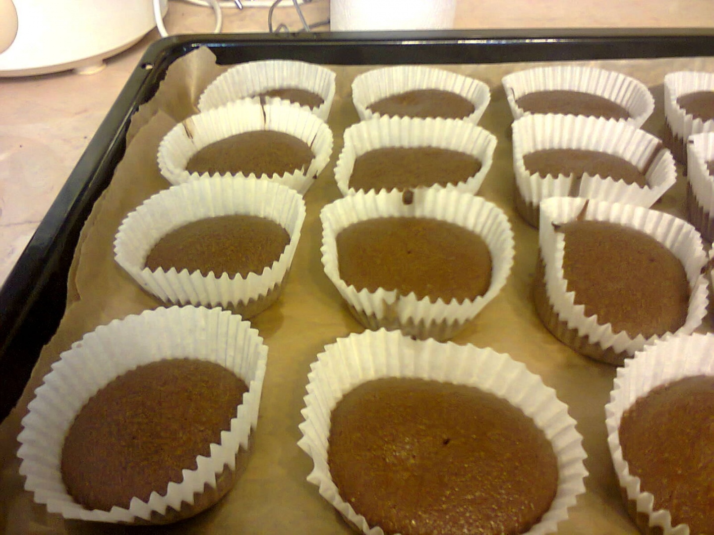 Brioşe cu glazură de ciocolată