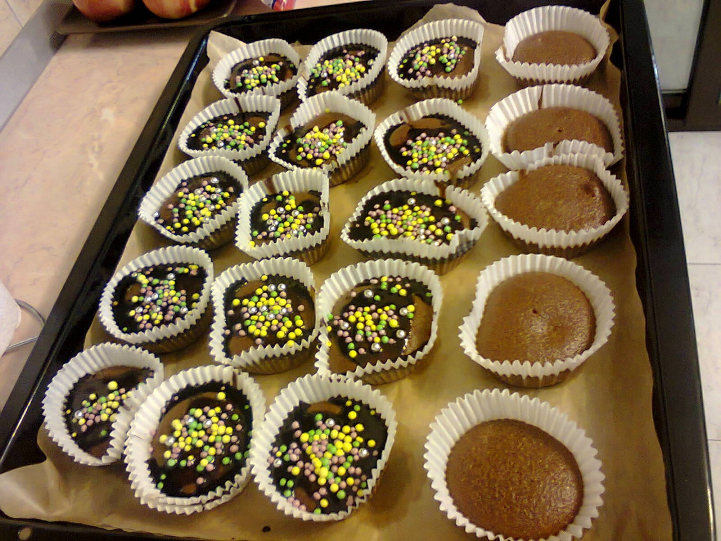 Brioşe cu glazură de ciocolată