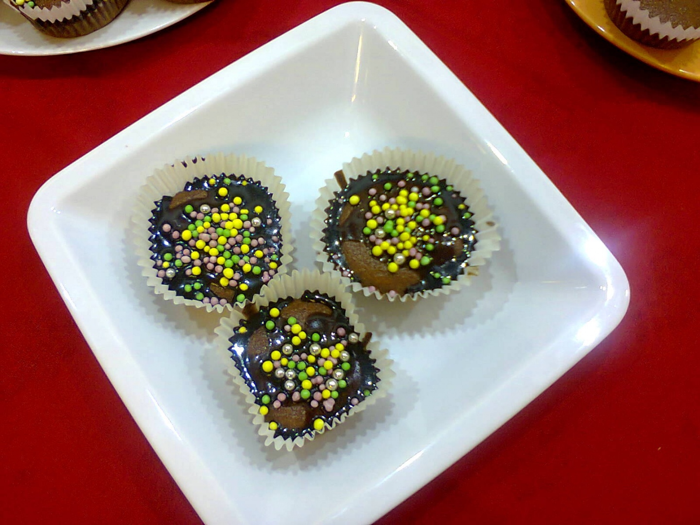 Brioşe cu glazură de ciocolată