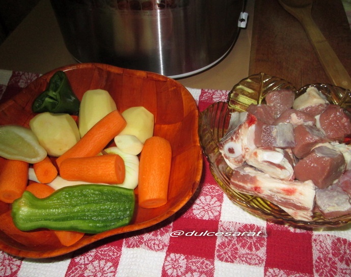 Ciorba taraneasca cu piept de vita la Philips Multicooker