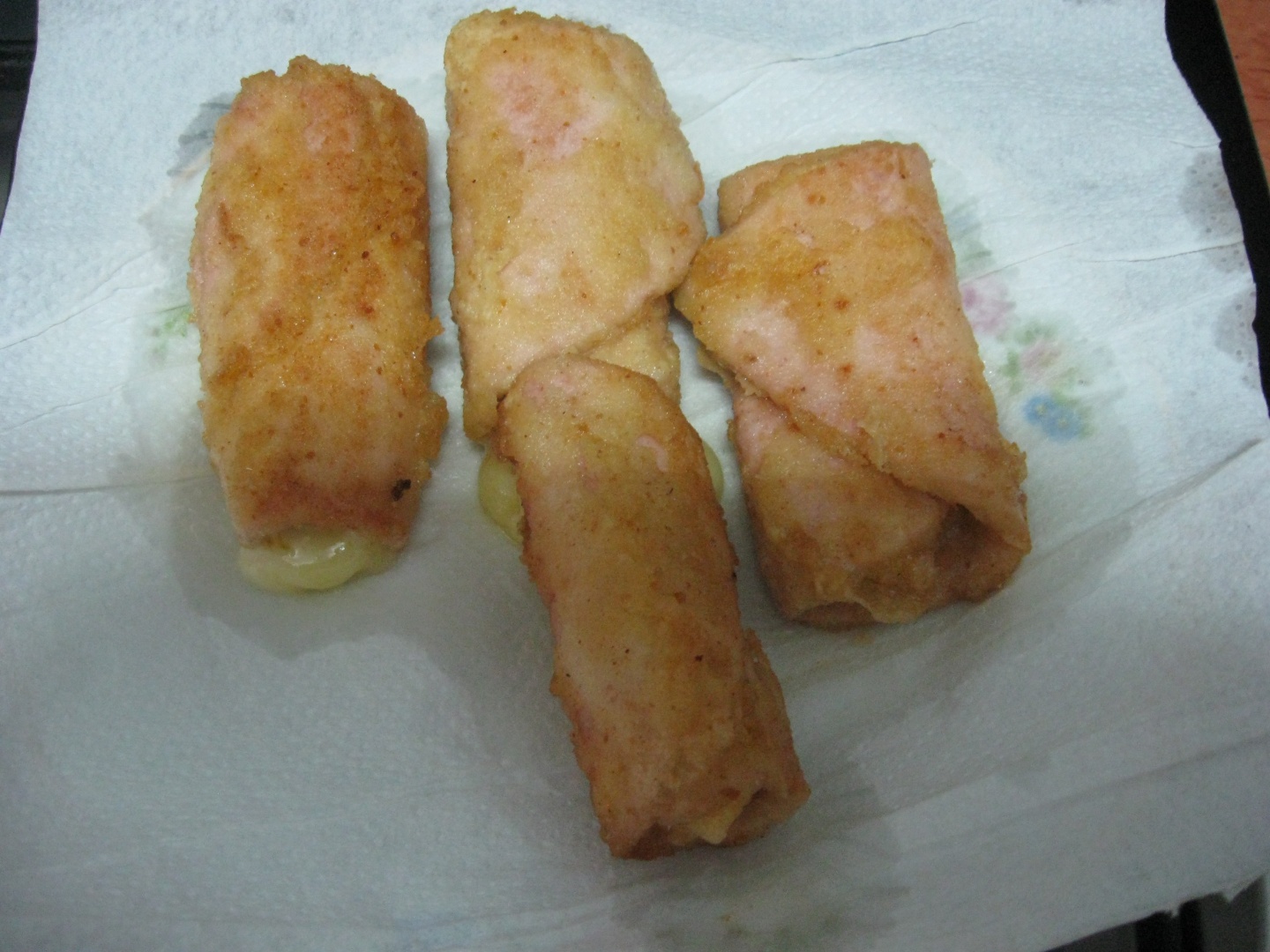 Rulouri de sunca pane umplute cu cascaval