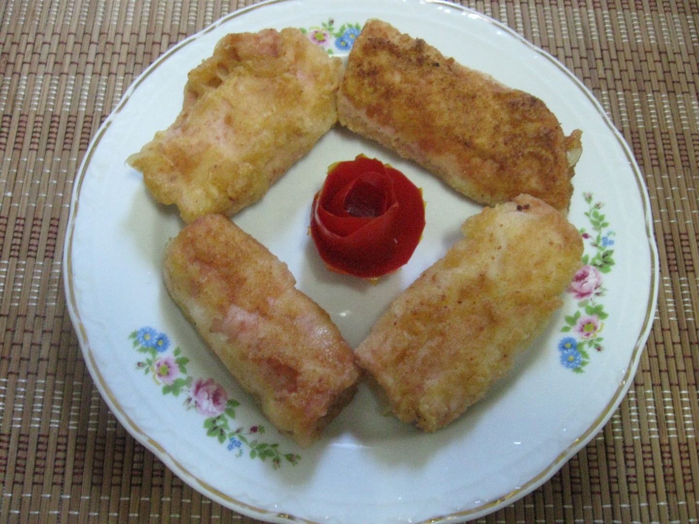 Rulouri de sunca pane umplute cu cascaval