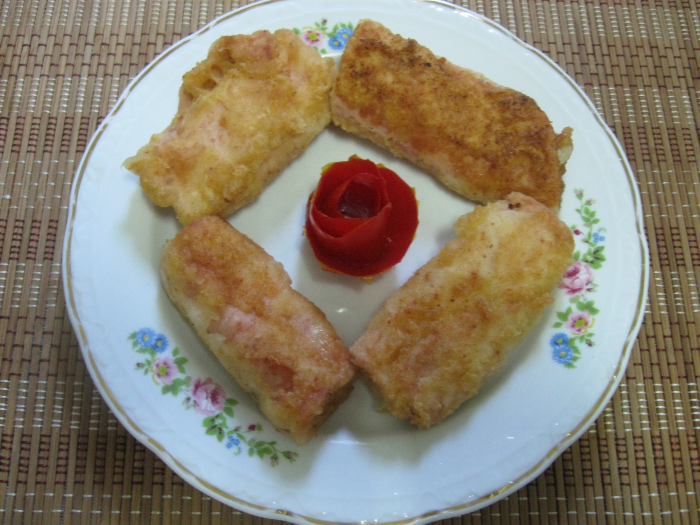 Rulouri de sunca pane umplute cu cascaval