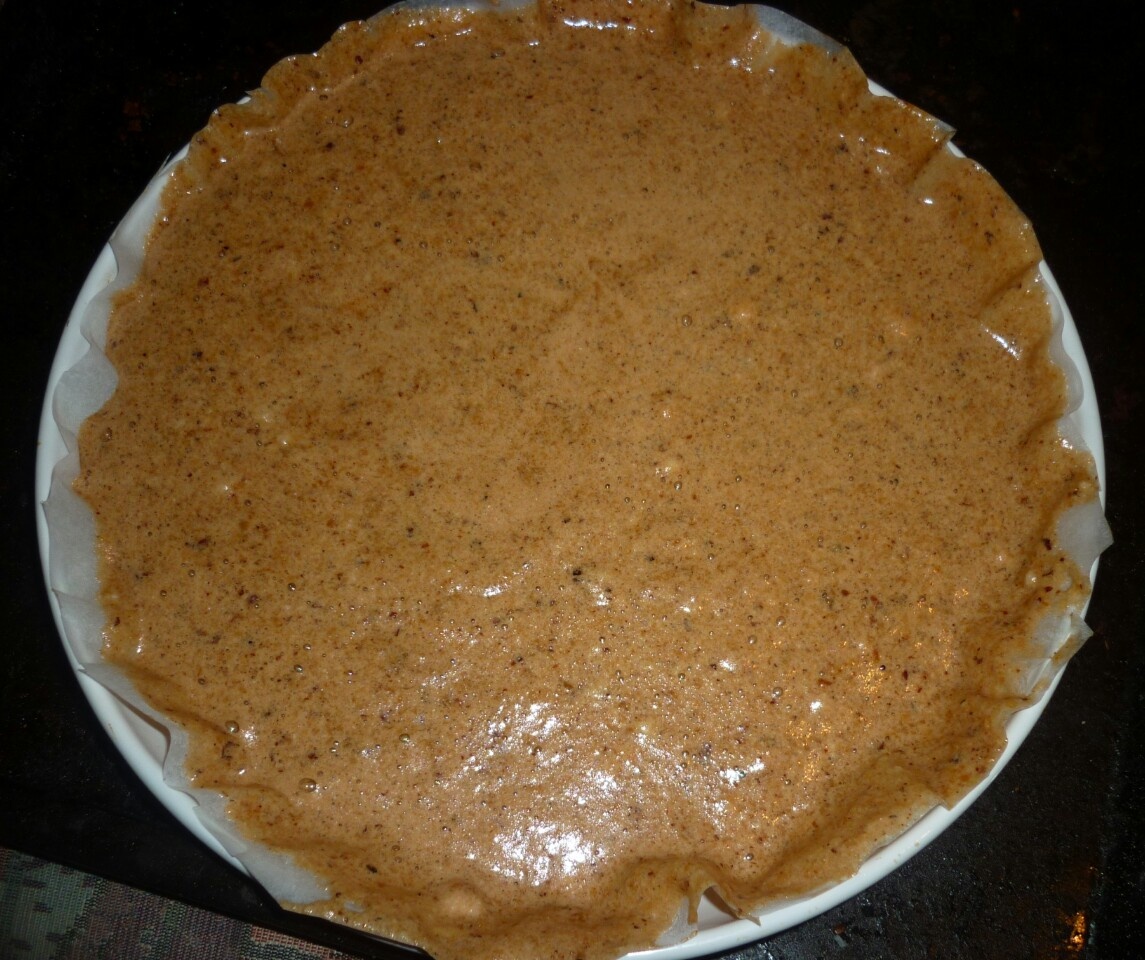 Tort cu alune, frisca, ciocolata si fructe de padure, fara faina