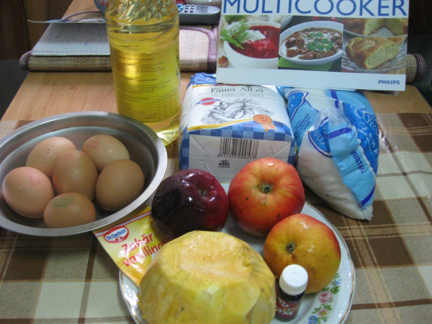 PRAJITURĂ CU DOVLEAC ŞI MERE PREPARATĂ LA PHILIPS MULTICOOKER