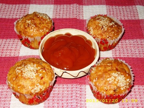 Briose cu cascaval, carnati afumati si susan