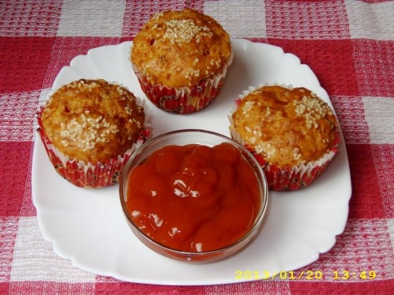 Briose cu cascaval, carnati afumati si susan