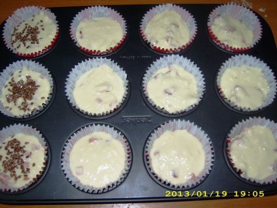 Briose cu cascaval, carnati afumati si susan