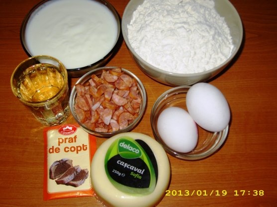 Briose cu cascaval, carnati afumati si susan