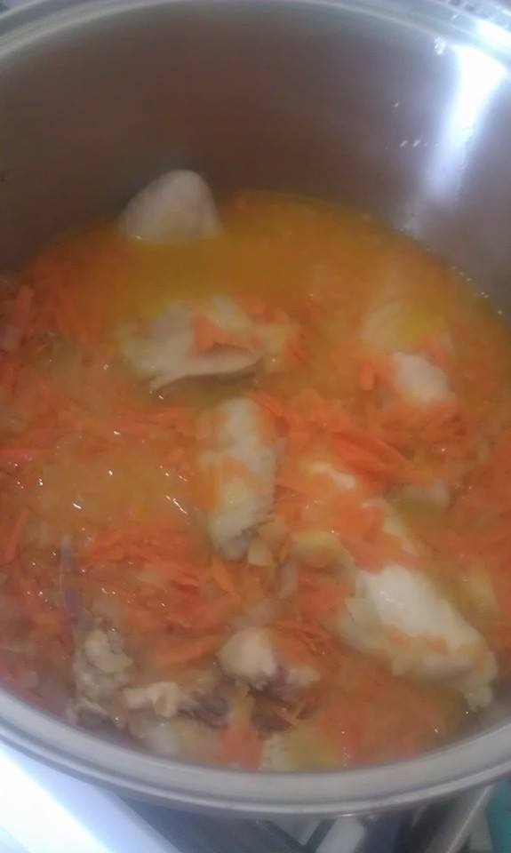 Mancare de ceapa cu morcovi si pui