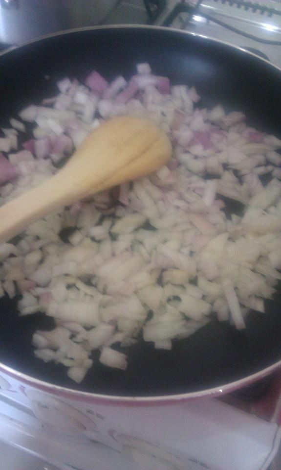 Mancare de ceapa cu morcovi si pui