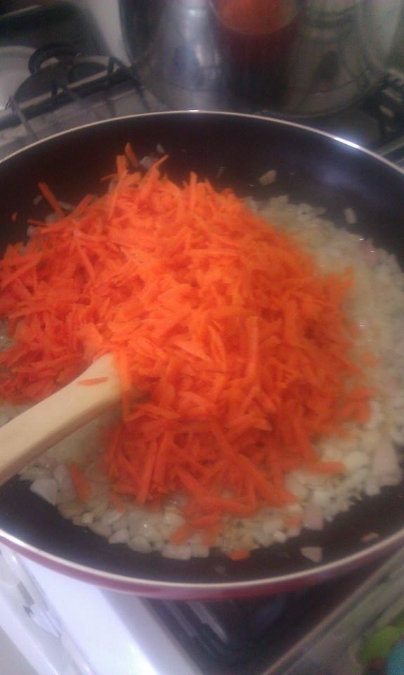 Mancare de ceapa cu morcovi si pui