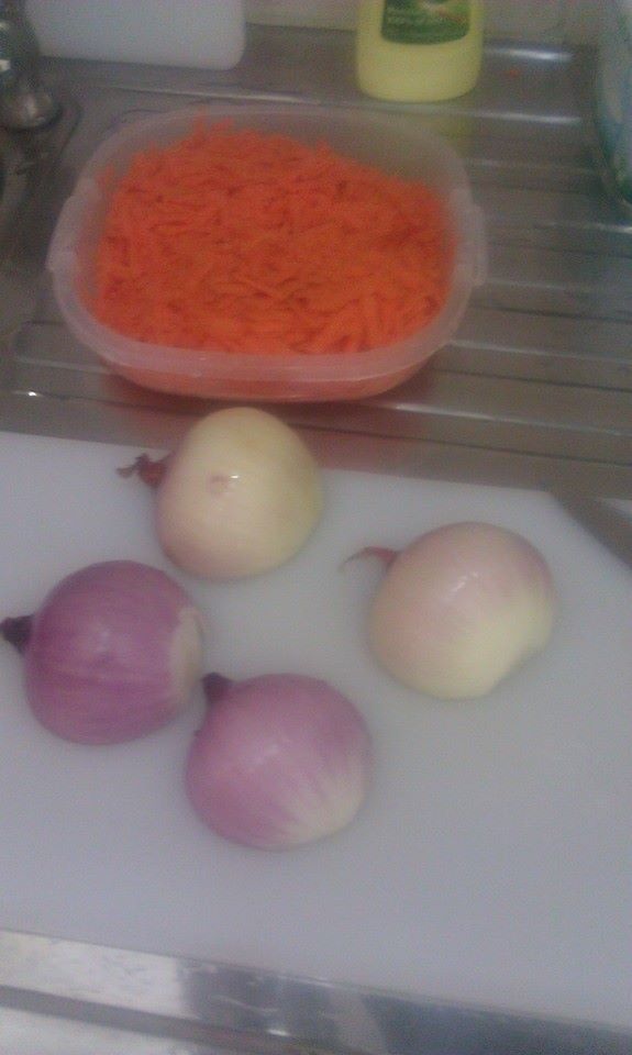 Mancare de ceapa cu morcovi si pui