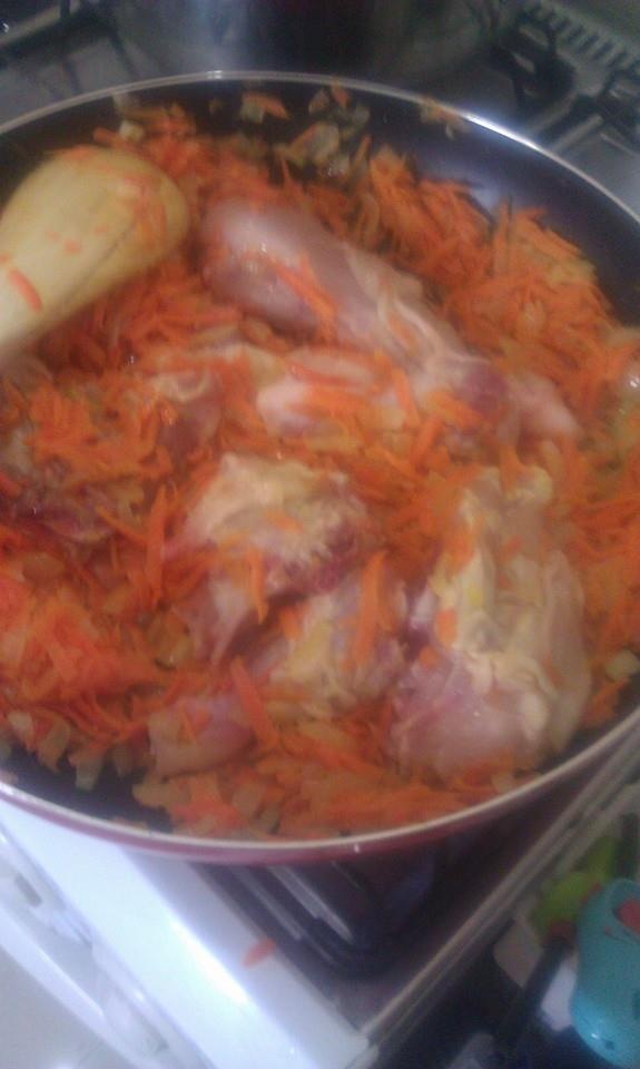 Mancare de ceapa cu morcovi si pui