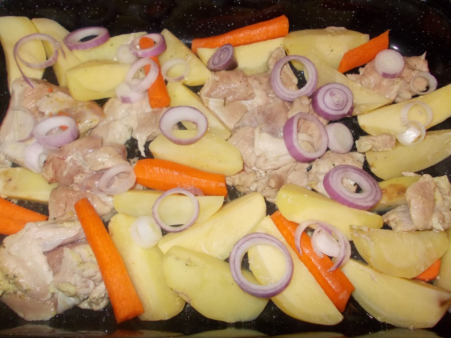 Carne de porc cu legume la cuptor