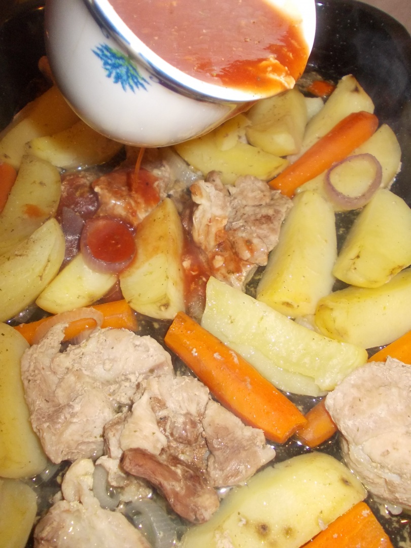 Carne de porc cu legume la cuptor
