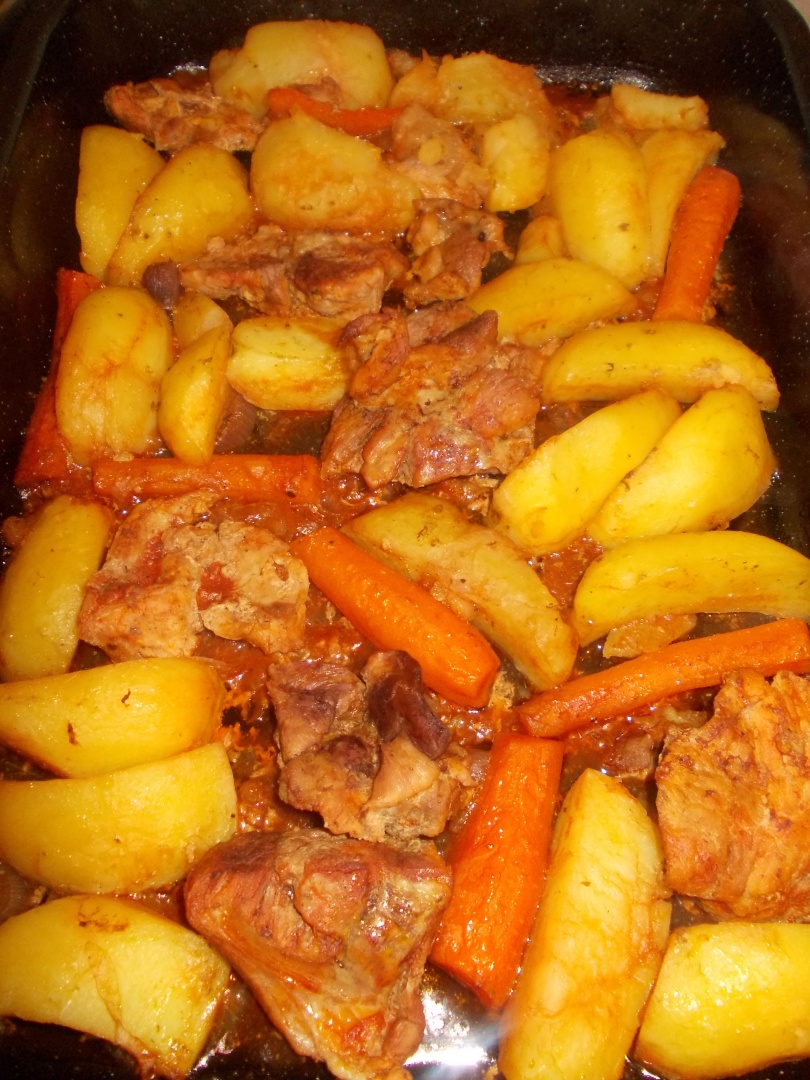 Carne de porc cu legume la cuptor