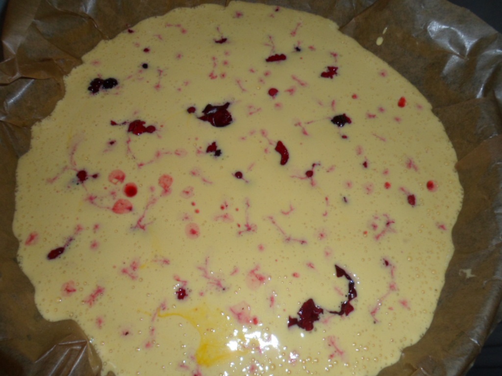 Prajitura cu fructe de padure si bezea