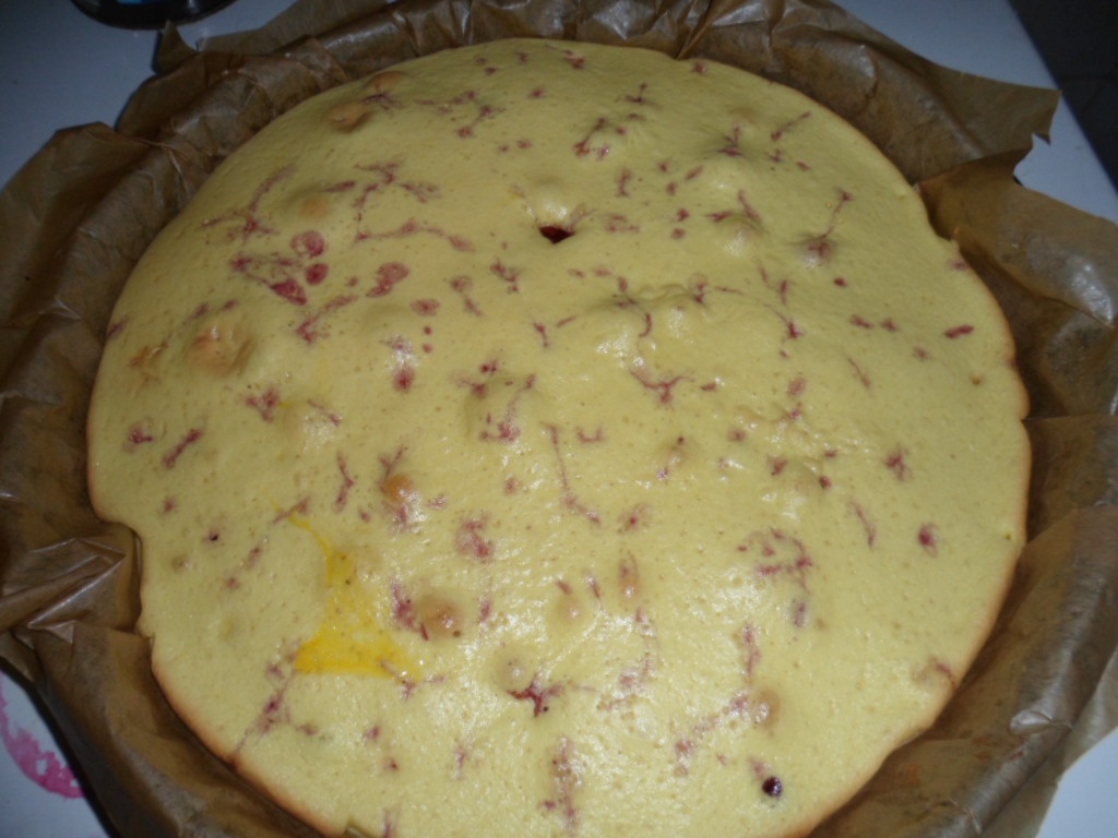 Prajitura cu fructe de padure si bezea