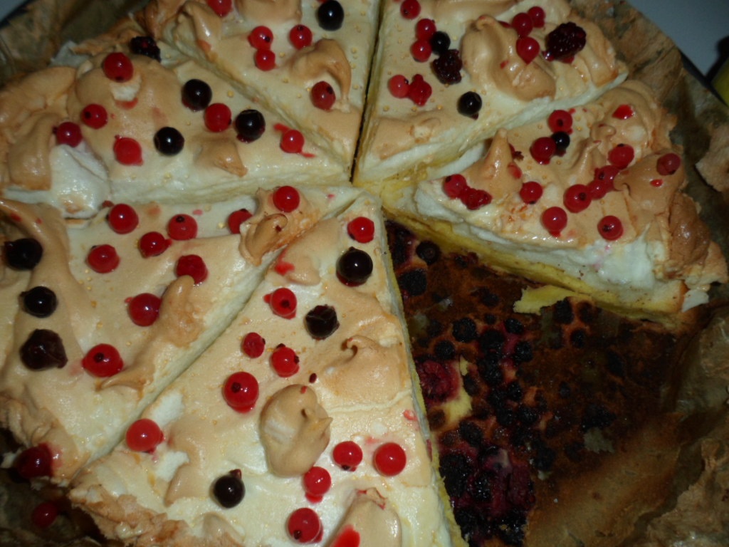 Prajitura cu fructe de padure si bezea