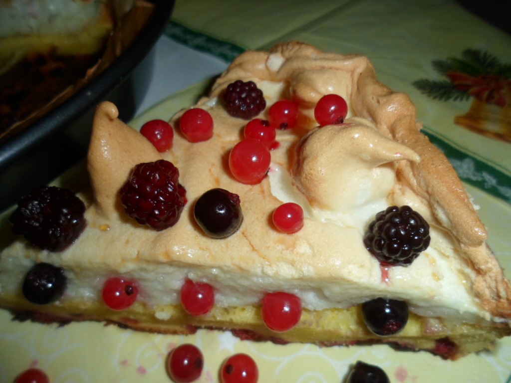 Prajitura cu fructe de padure si bezea