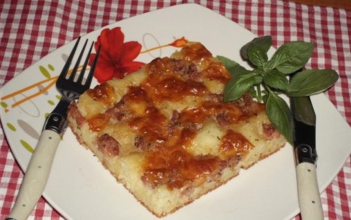Focaccia de cartofi cu cascaval afumat si carnati