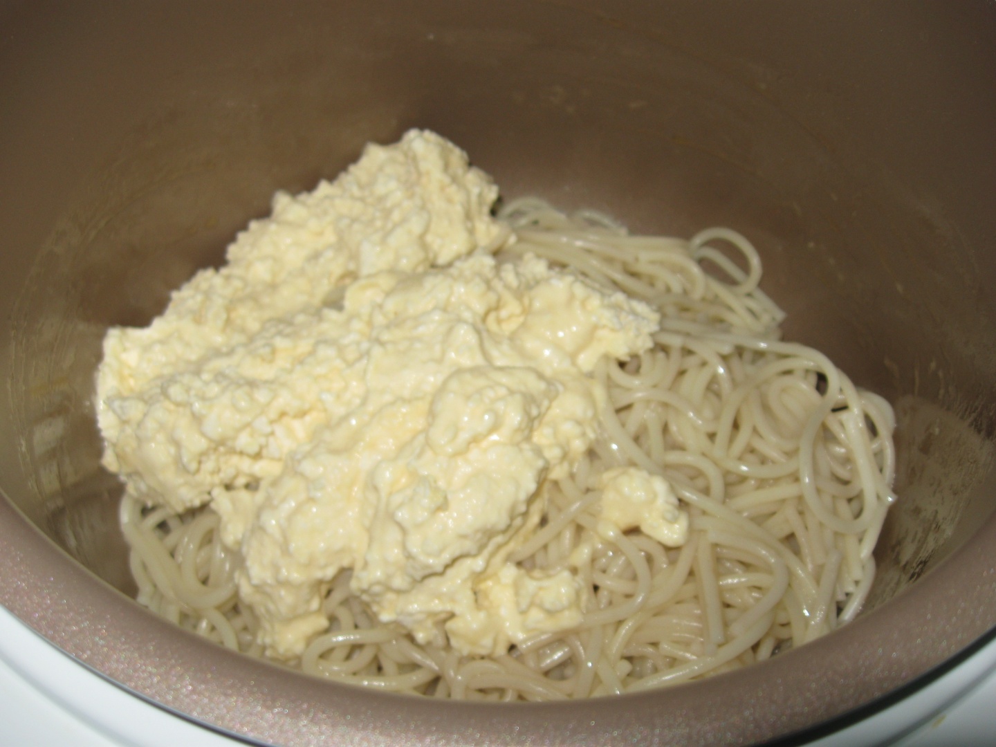 Budinca de spaghete cu branza la Philips multicooker