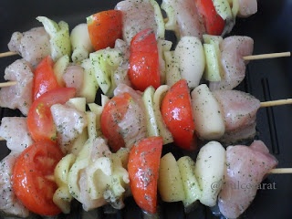 Frigarui din piept de pui si legume cu sos de iaurt si menta