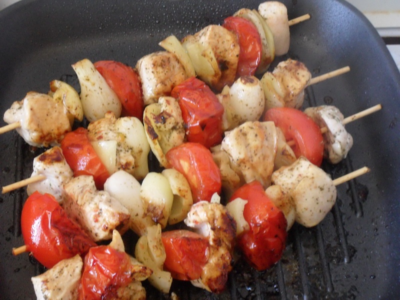 Frigarui din piept de pui si legume cu sos de iaurt si menta