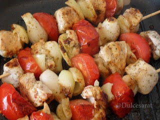 Frigarui din piept de pui si legume cu sos de iaurt si menta