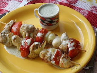 Frigarui din piept de pui si legume cu sos de iaurt si menta