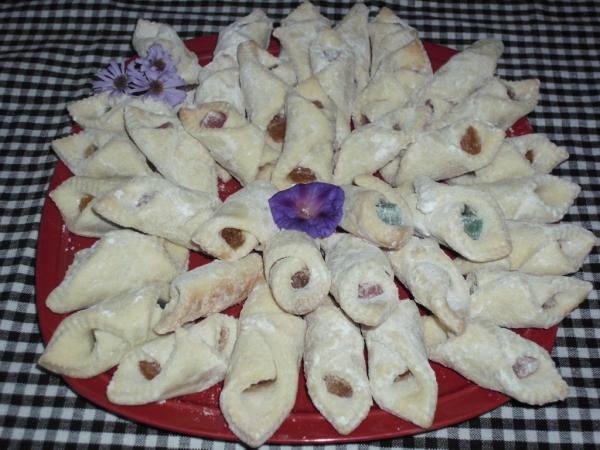 Cornulete cu untura si smantana. Reteta traditionala de cornulete fragede