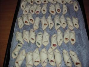 Cornulete cu untura si smantana. Reteta traditionala de cornulete fragede