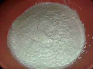 Cornulete cu untura si smantana. Reteta traditionala de cornulete fragede