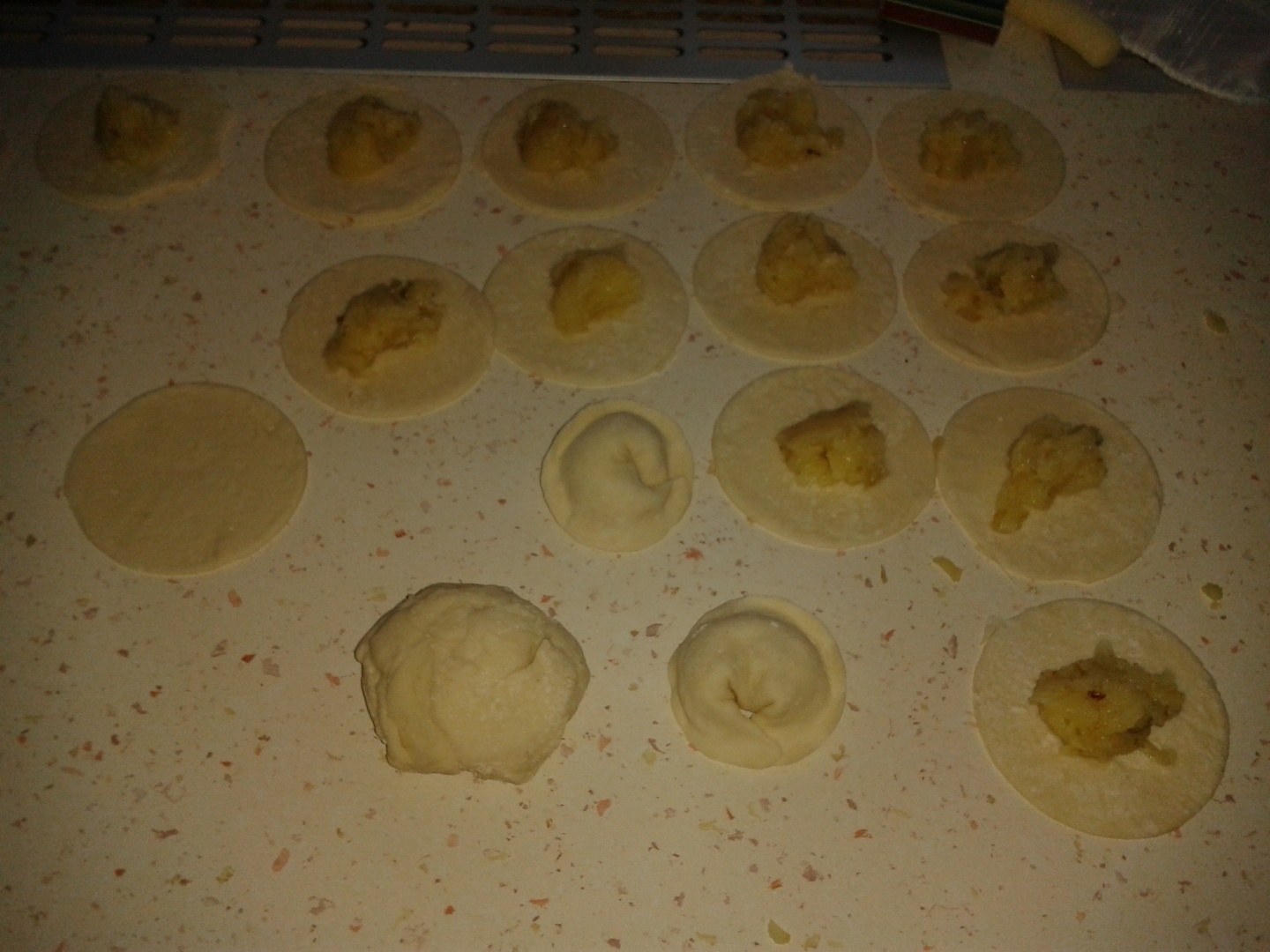 Coltunasi umpluti cu cartofi  si ceapa – reteta usoara, simpla si delicioasa