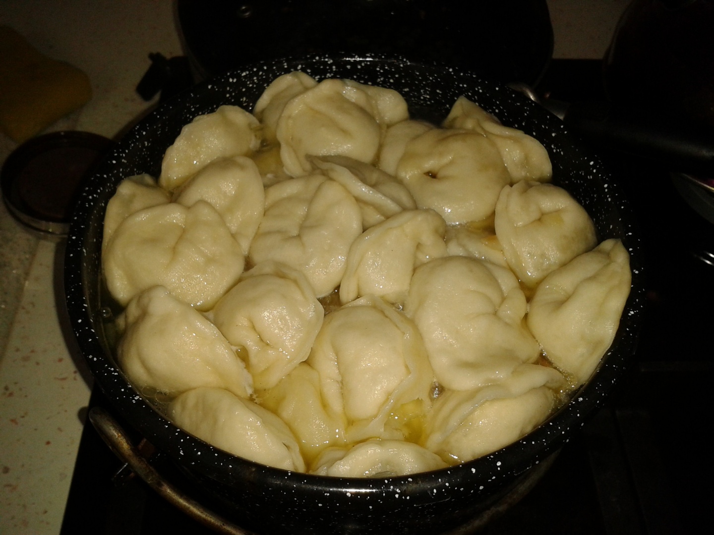 Coltunasi umpluti cu cartofi  si ceapa – reteta usoara, simpla si delicioasa