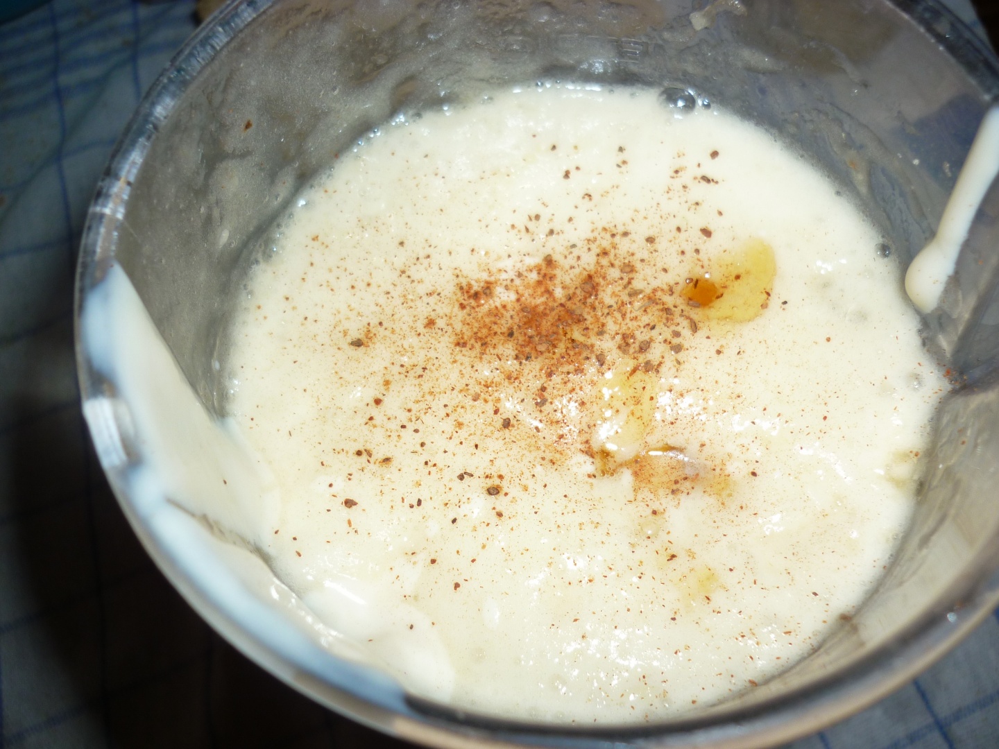 Shake aromat de banane cu iaurt din soia si scortisoara