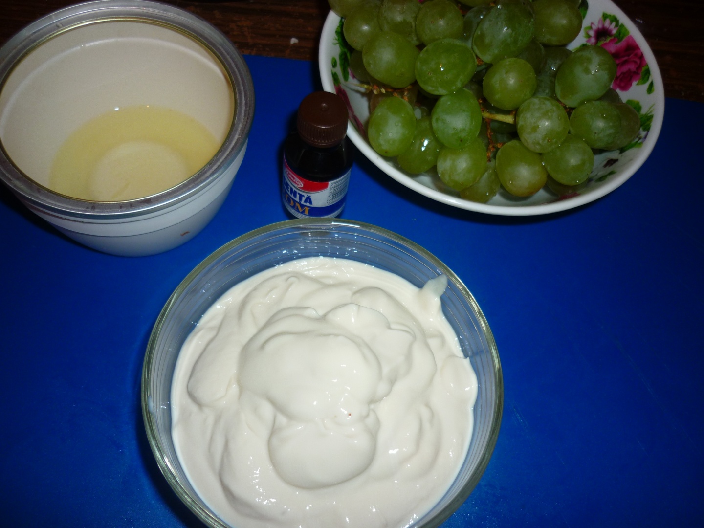 Crema cu iaurt din soia si struguri