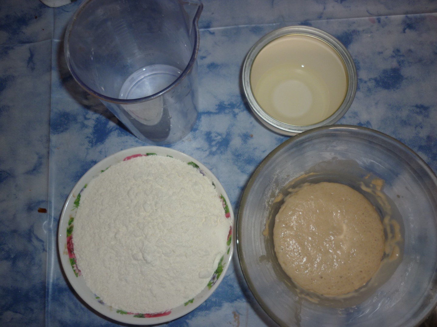 Pizza cu sunca, salam si branza