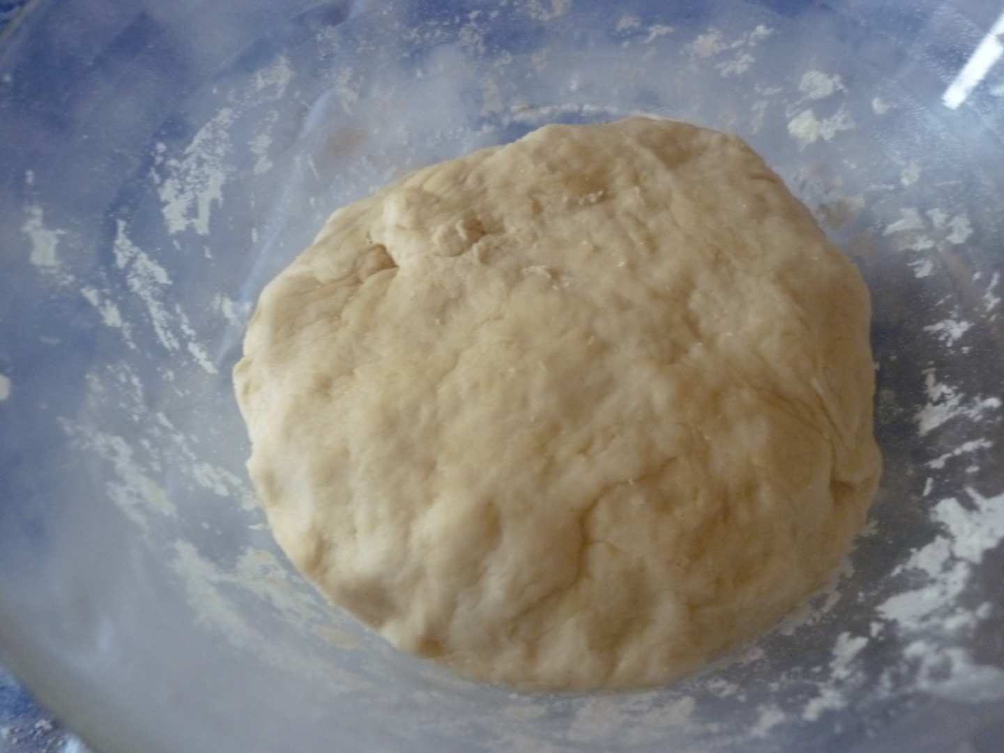 Pizza cu sunca, salam si branza