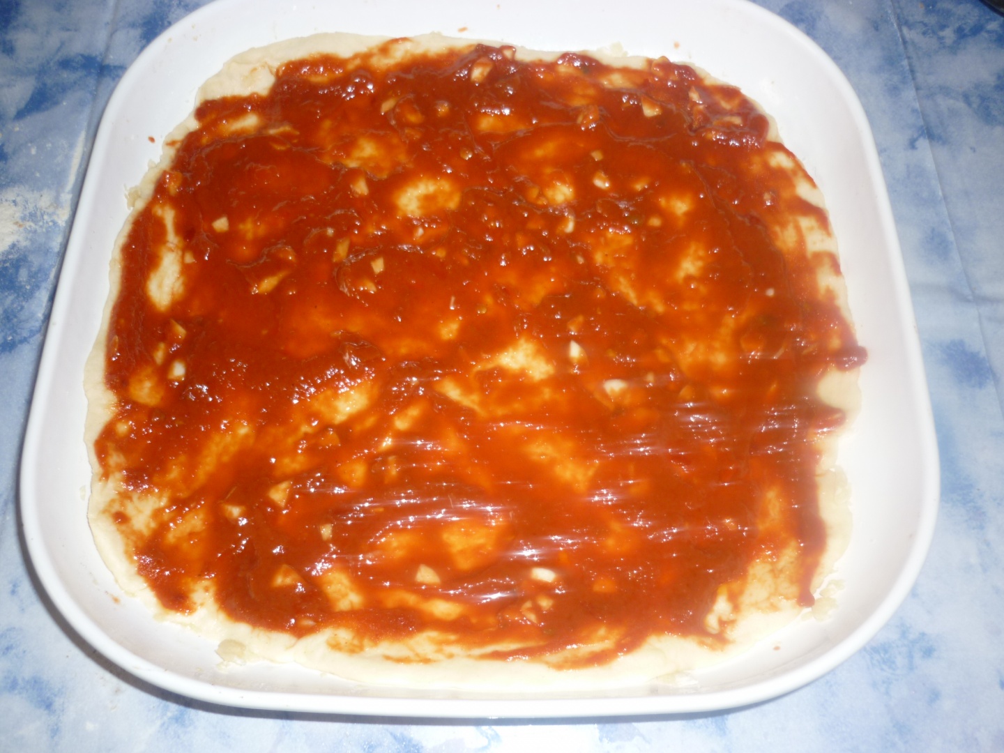 Pizza cu sunca, salam si branza