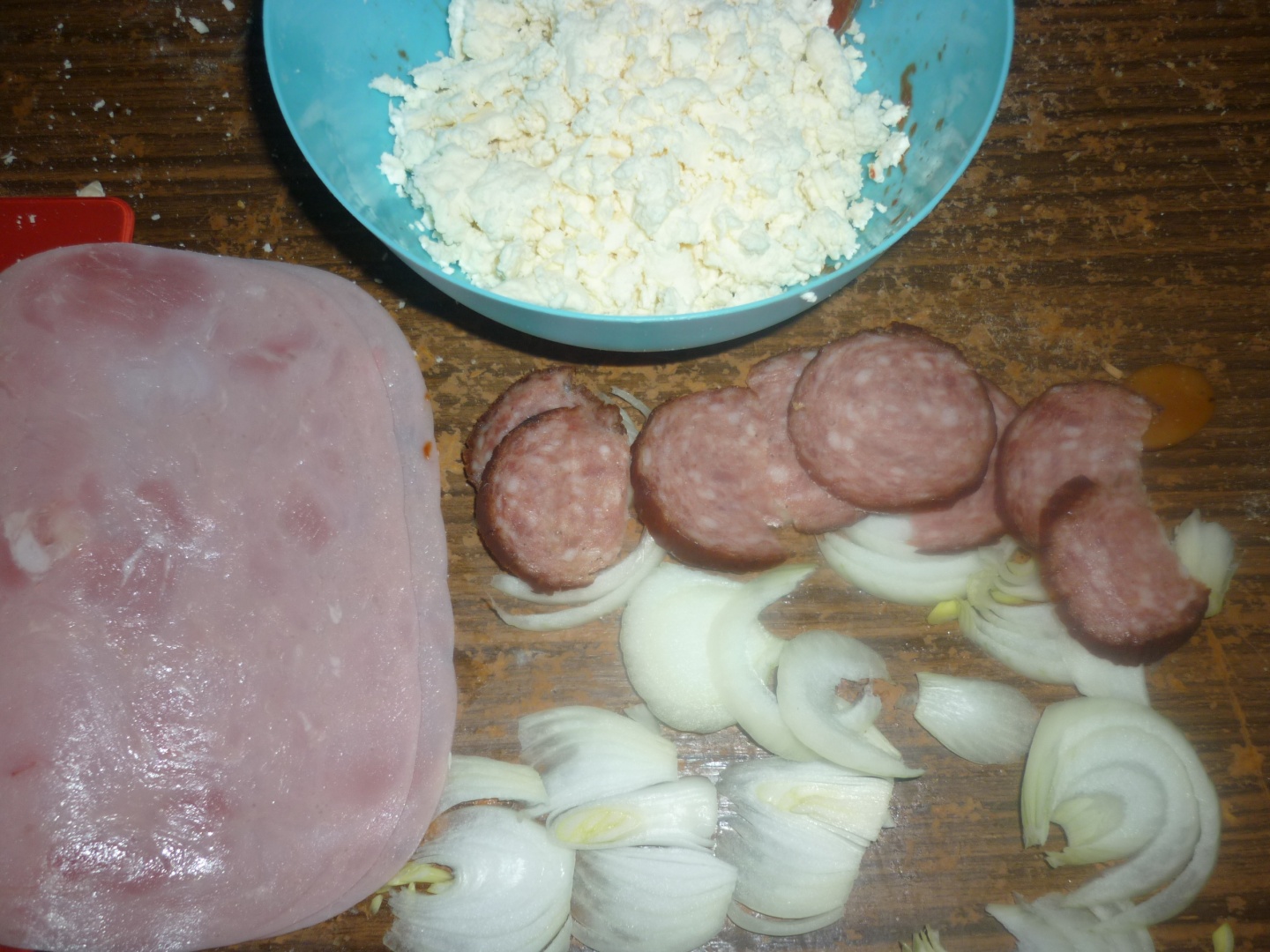 Pizza cu sunca, salam si branza