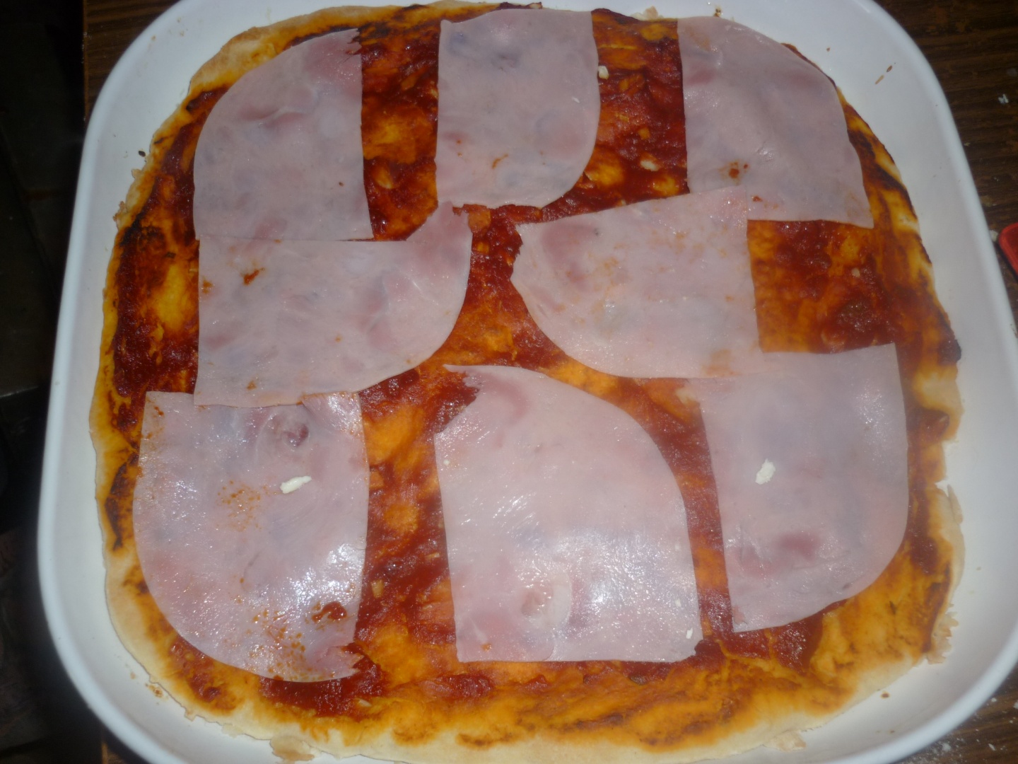 Pizza cu sunca, salam si branza