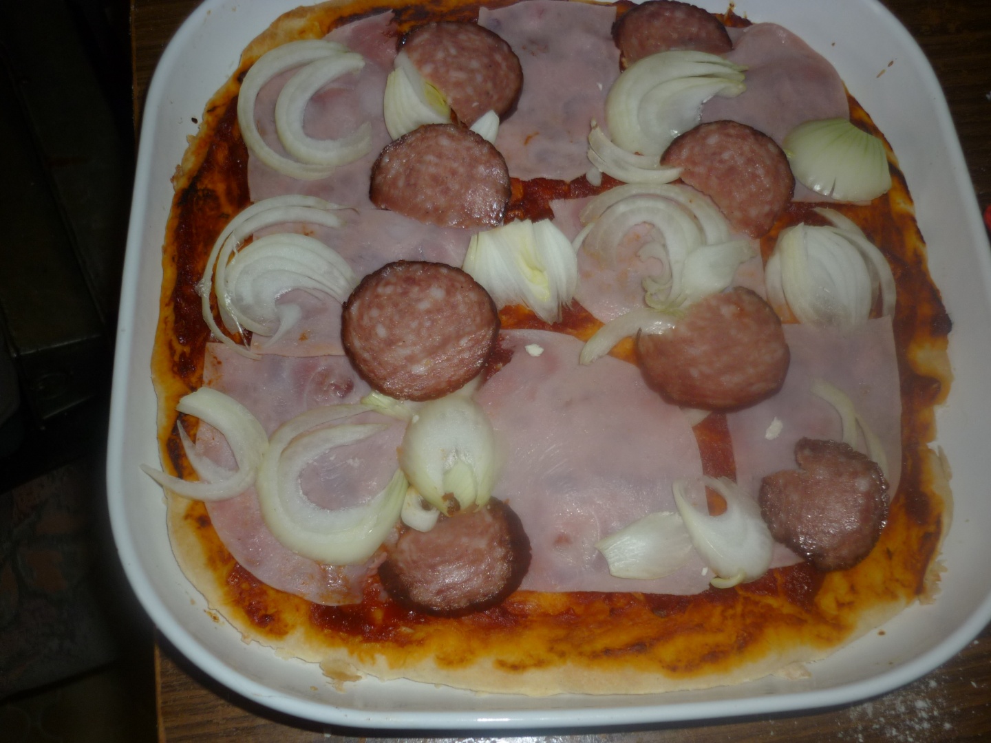 Pizza cu sunca, salam si branza