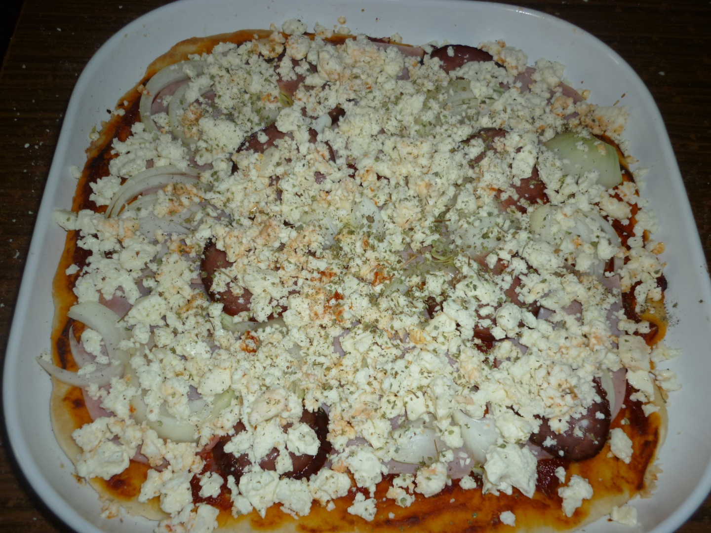 Pizza cu sunca, salam si branza